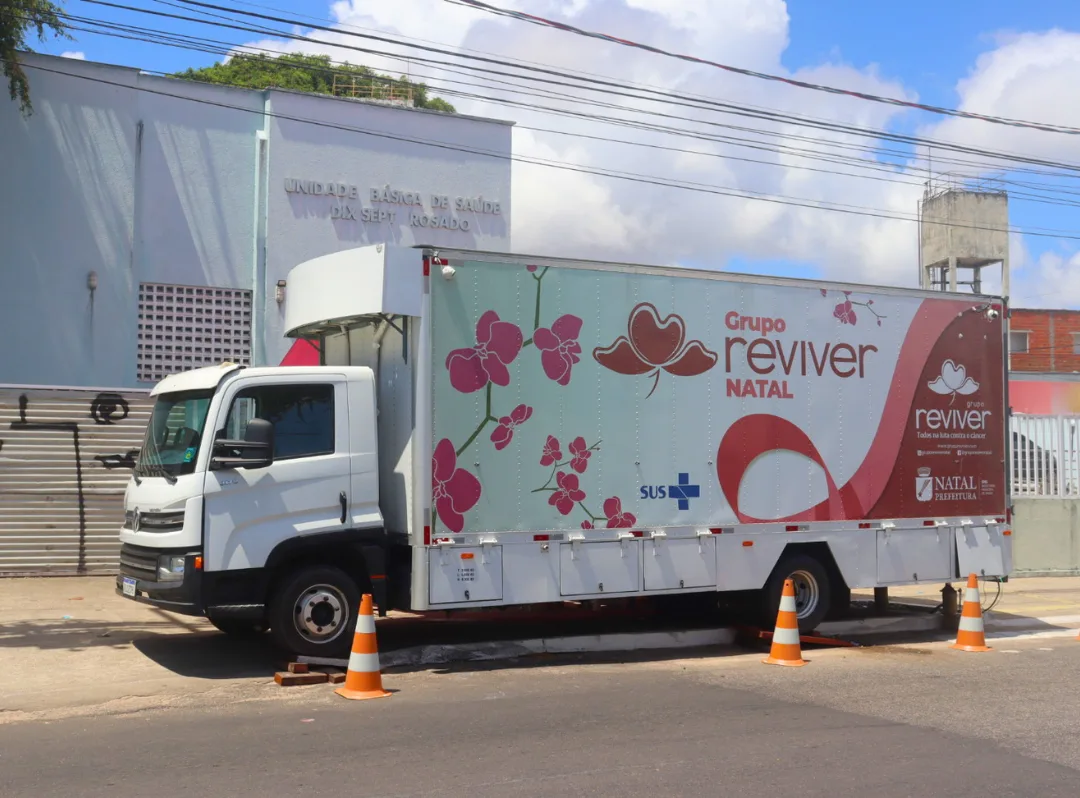 Unidade móvel de mamografia em ação durante o Outubro Rosa em Natal