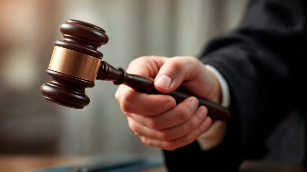 Justiça de Parnamirim manda aplicativo indenizar passageiro após queda de moto