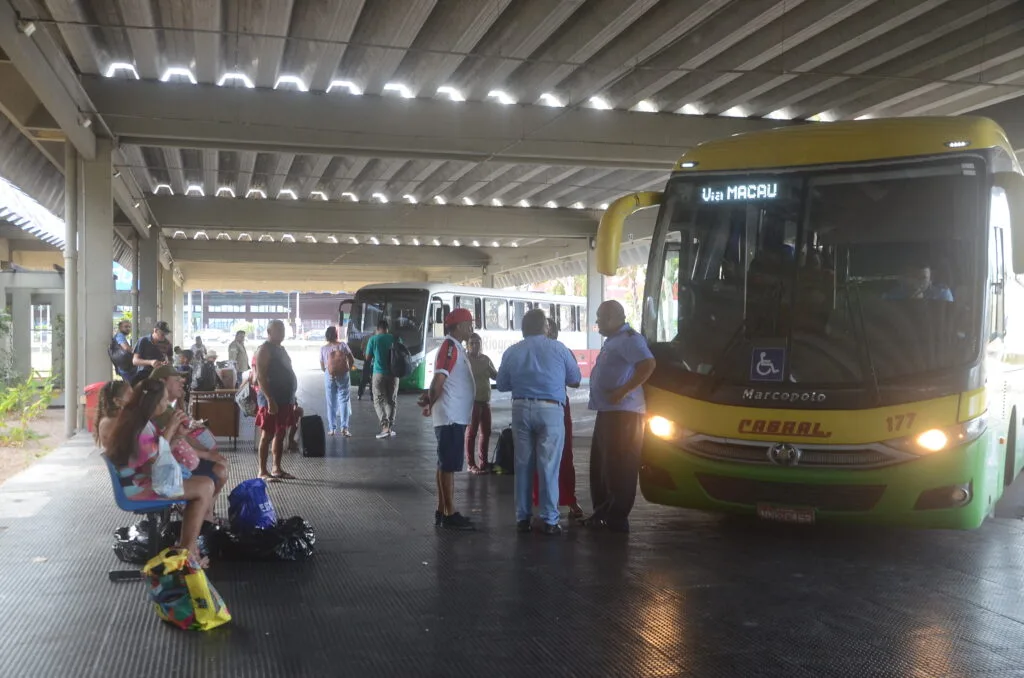 Terminal rodoviário com ônibus intermunicipais no Rio Grande do Norte