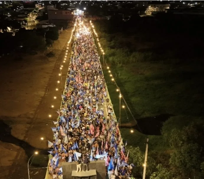 Tomba reúne multidão em Santa Cruz em passeata de 2 km na reta final