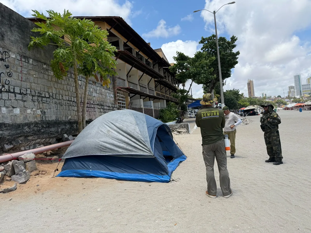 Fiscais da Semurb durante operação na faixa de areia de Ponta Negra, em Natal