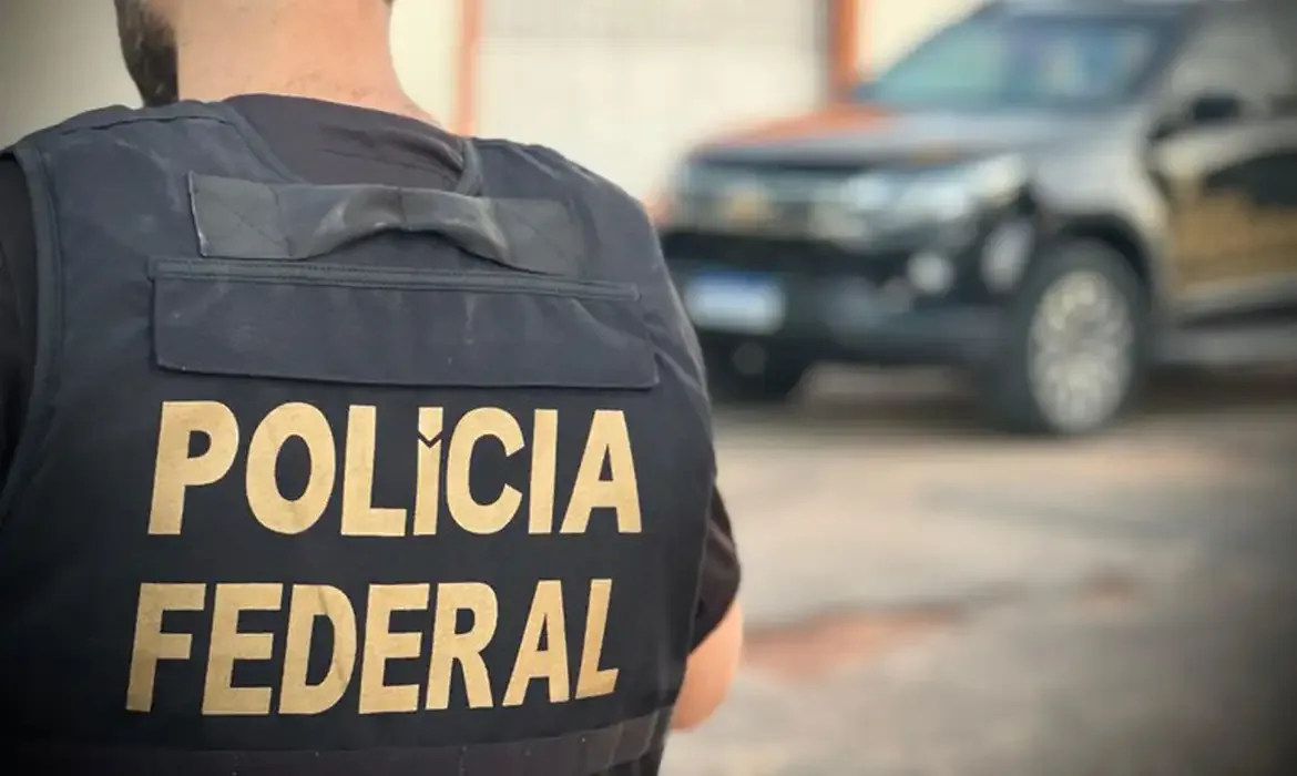 Placa da Polícia Federal, órgão que cumpriu mandado de busca e apreensão em Parnamirim na Grande Natal