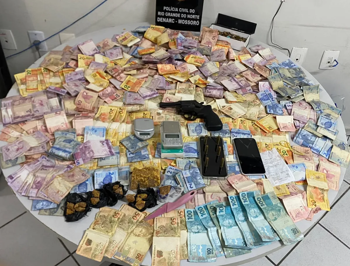 Esconderijo na parede: Polícia Civil prende suspeito com arma e drogas em Mossoró