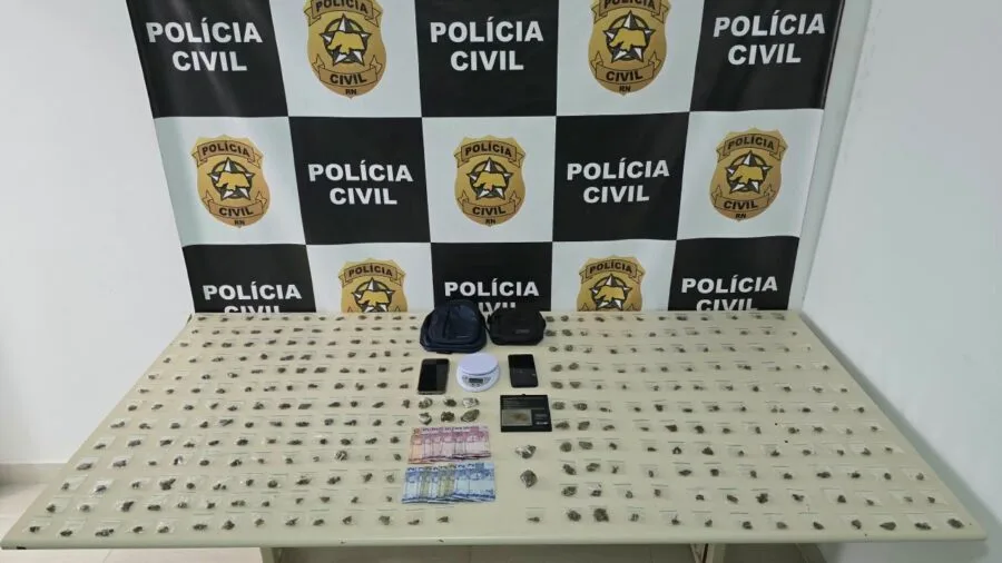 Equipes da Polícia Civil durante diligência em condomínio residencial de Parnamirim
