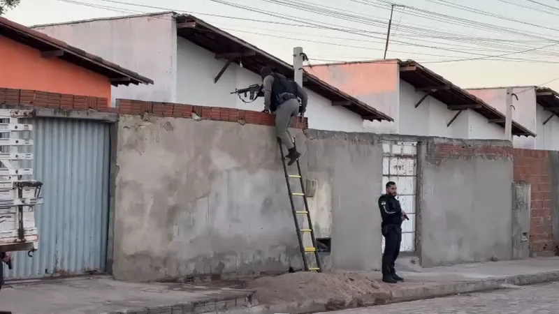 Viaturas da Polícia Civil durante operação de buscas em Mossoró