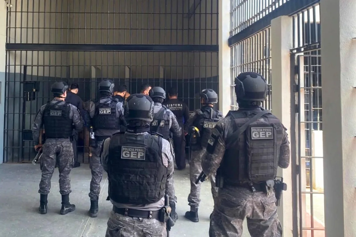 Revista minuciosa reforça segurança no presídio Mário Negócio em Mossoró