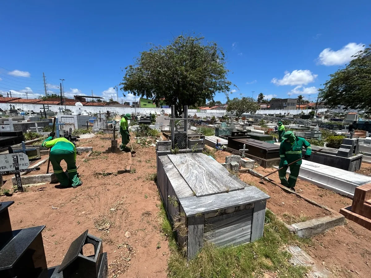 Equipes de limpeza atuam em cemitério público de Natal na preparação para o Dia de Finados