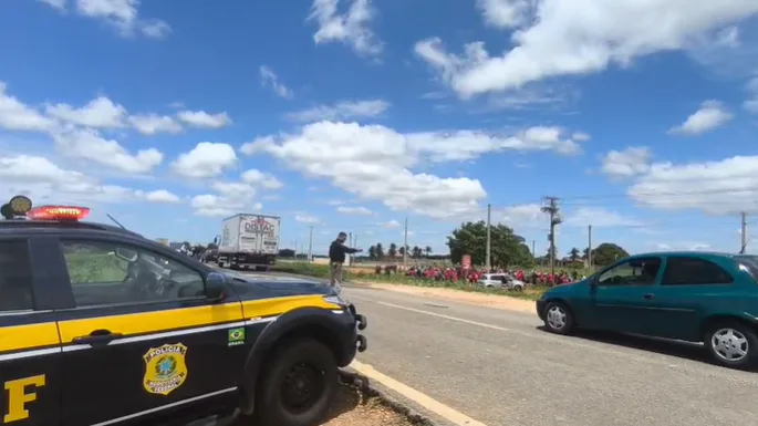 Viatura da Polícia Rodoviária Federal em ação de fiscalização em rodovia do Rio Grande do Norte