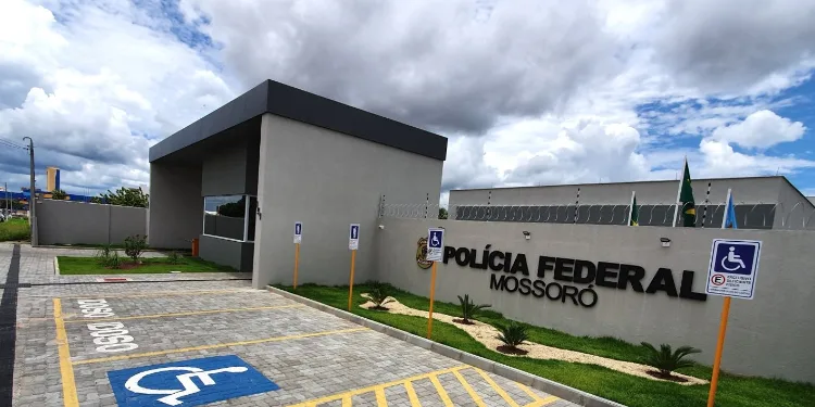 Equipes de segurança pública em seção eleitoral durante o segundo turno no Rio Grande do Norte