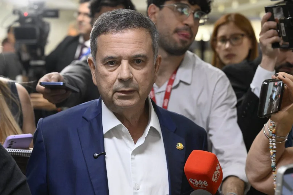 Senador Rogério Marinho durante reunião política em Brasília sobre o segundo turno no RN