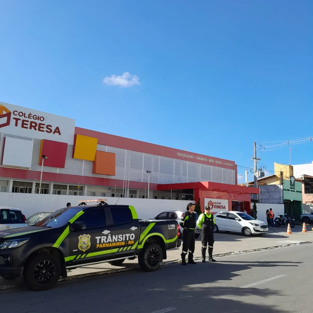 Sala de monitoramento com telas e profissionais acompanhando a operação do dia de votação em Parnamirim