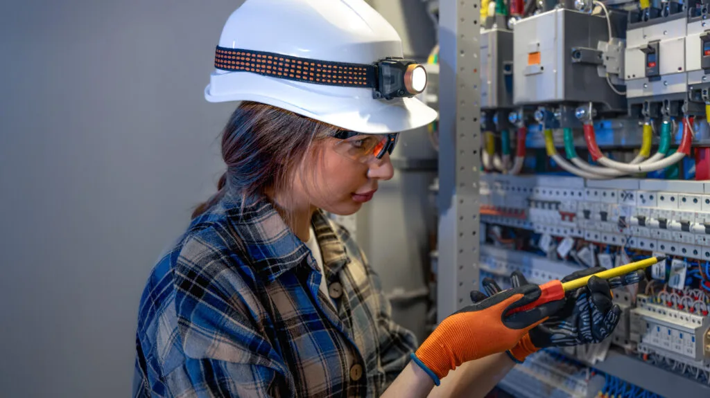 Mulheres vão comandar obra em Natal com curso gratuito de eletricista