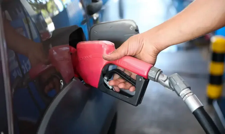 Diesel segue com desconto de R$ 2,12 por litro por mais 30 dias no país