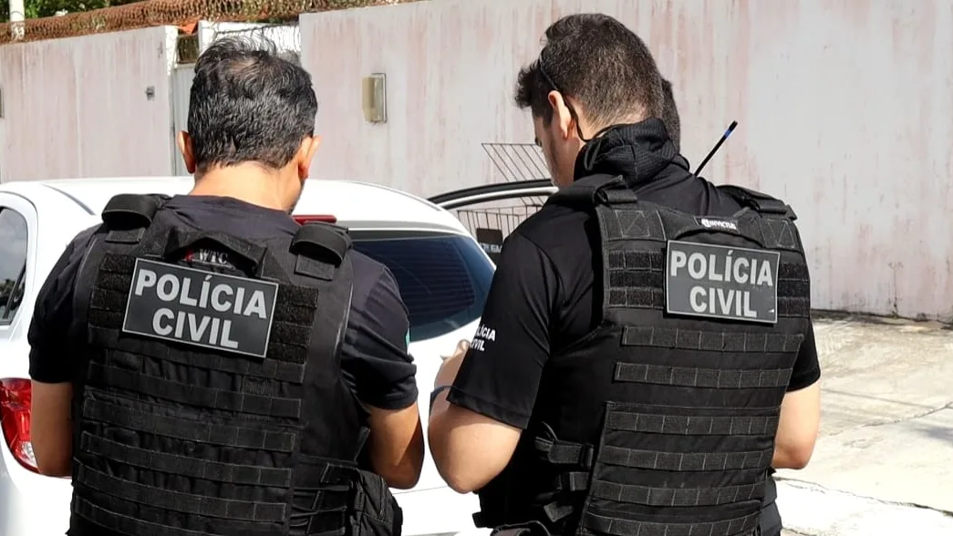 Agentes da Polícia Civil durante cumprimento de mandado de prisão em Mossoró