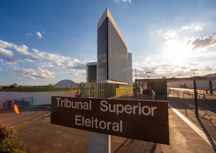 TSE libera foto de Bolsonaro em santinho e muda jogo das campanhas no RN