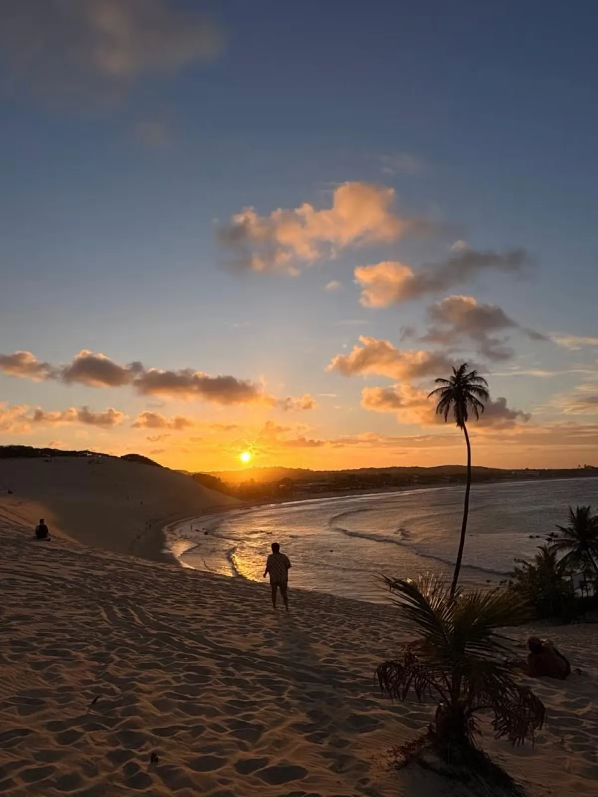 Praia movimentada no litoral do Rio Grande do Norte com turistas
