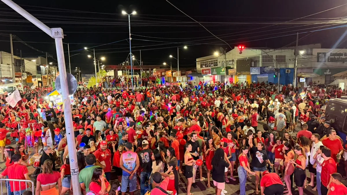 Movimentação de apoiadores nas ruas de João Câmara durante evento de campanha