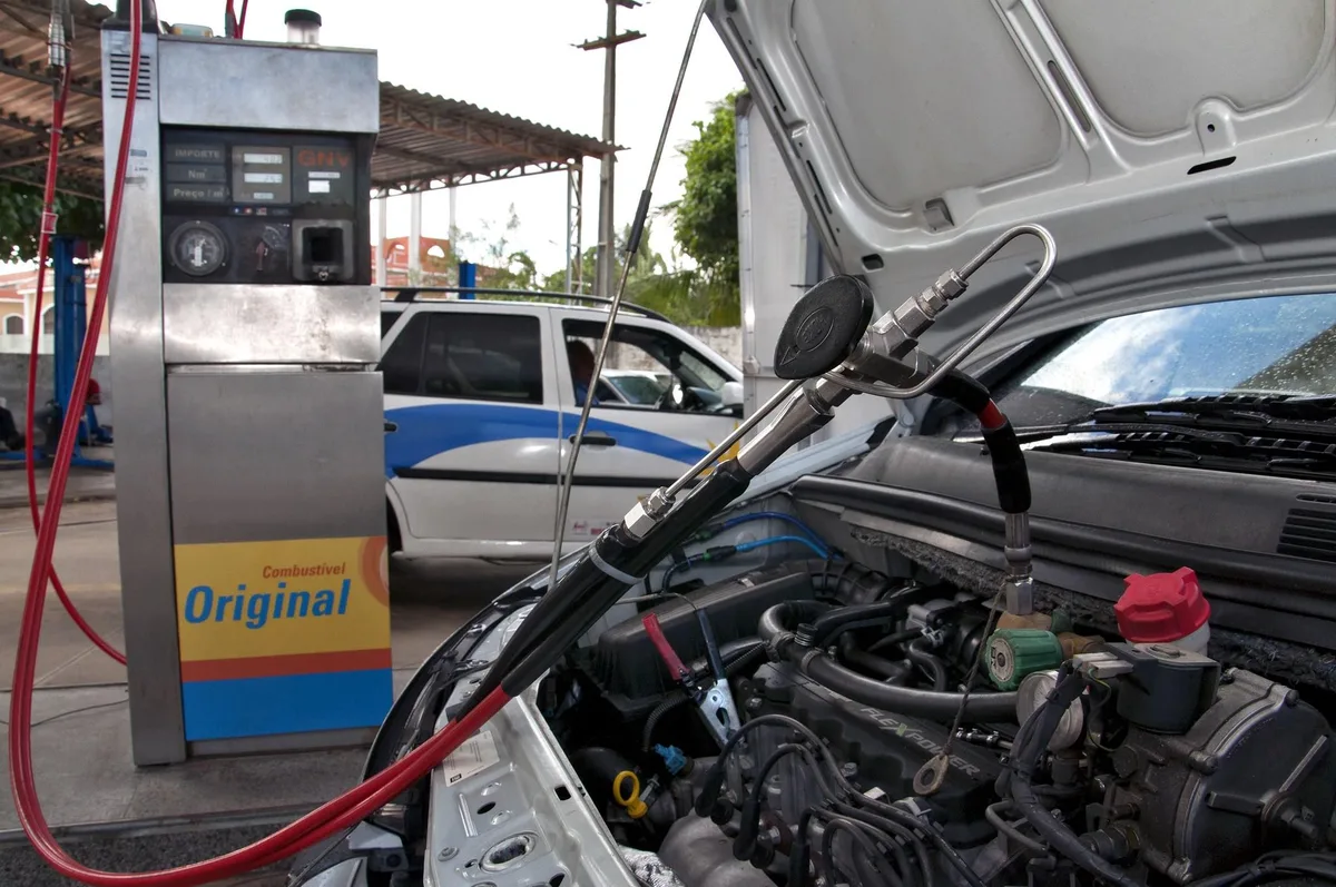 Motoristas do RN podem ganhar R$ 4 mil para instalar GNV em 2026