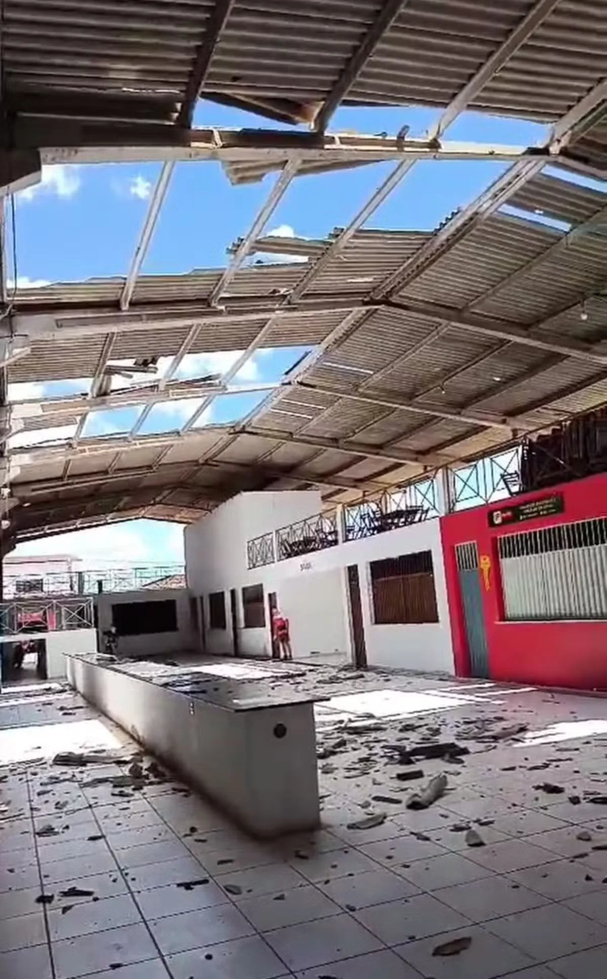 Redemoinho destelha mercado público no Seridó e interdita área interna