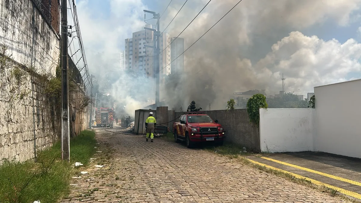 Fogo em terreno com mato e lixo aciona Bombeiros na Ribeira, em Natal