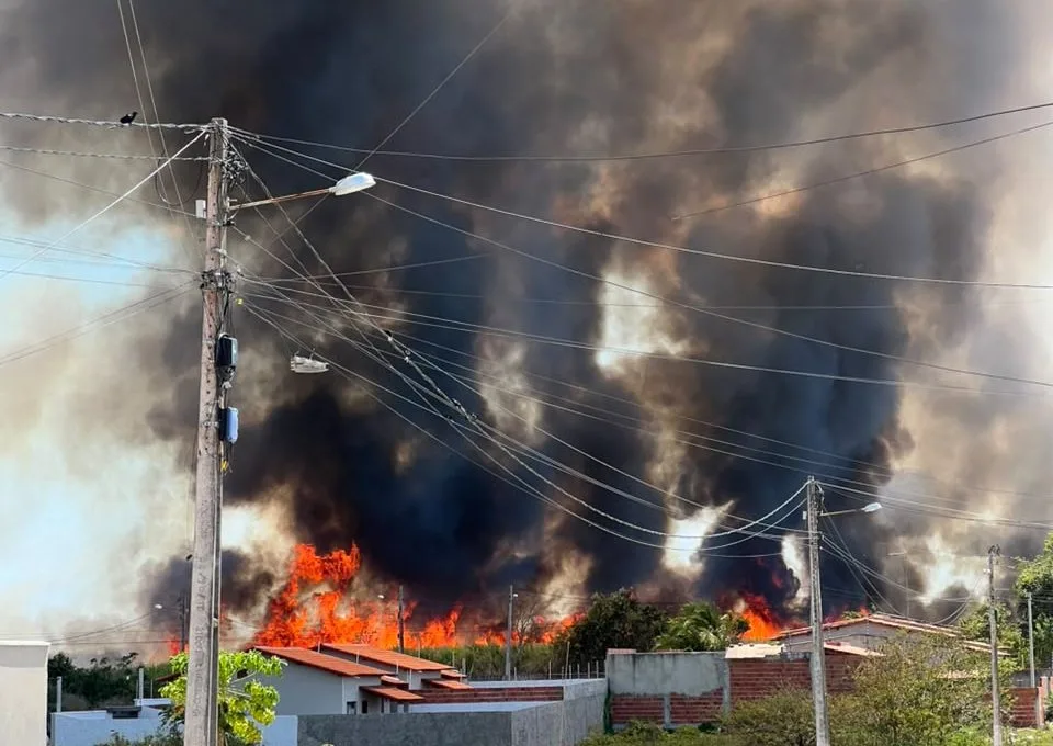 Fogo atinge vegetação perto de casas em Goianinha e assusta moradores