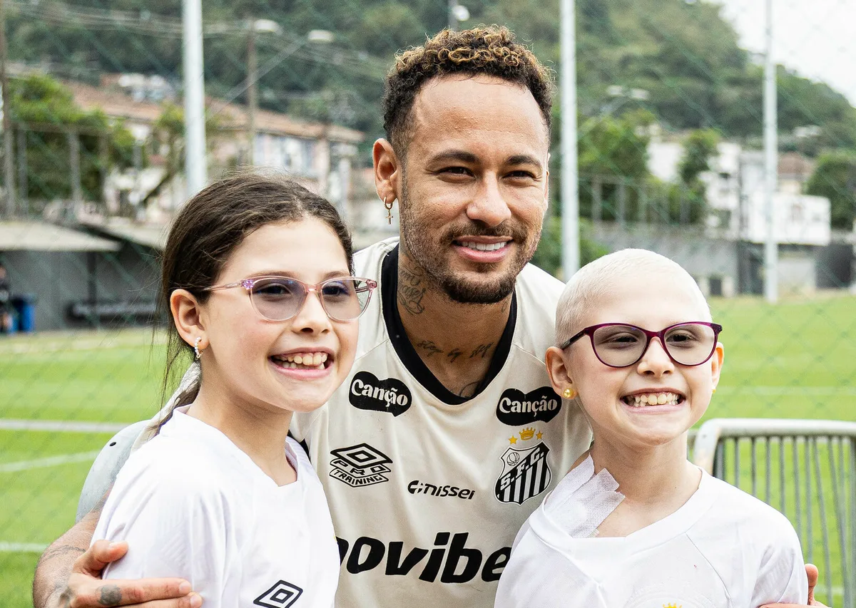 Menina de 8 anos em luta contra o câncer realiza sonho com Neymar