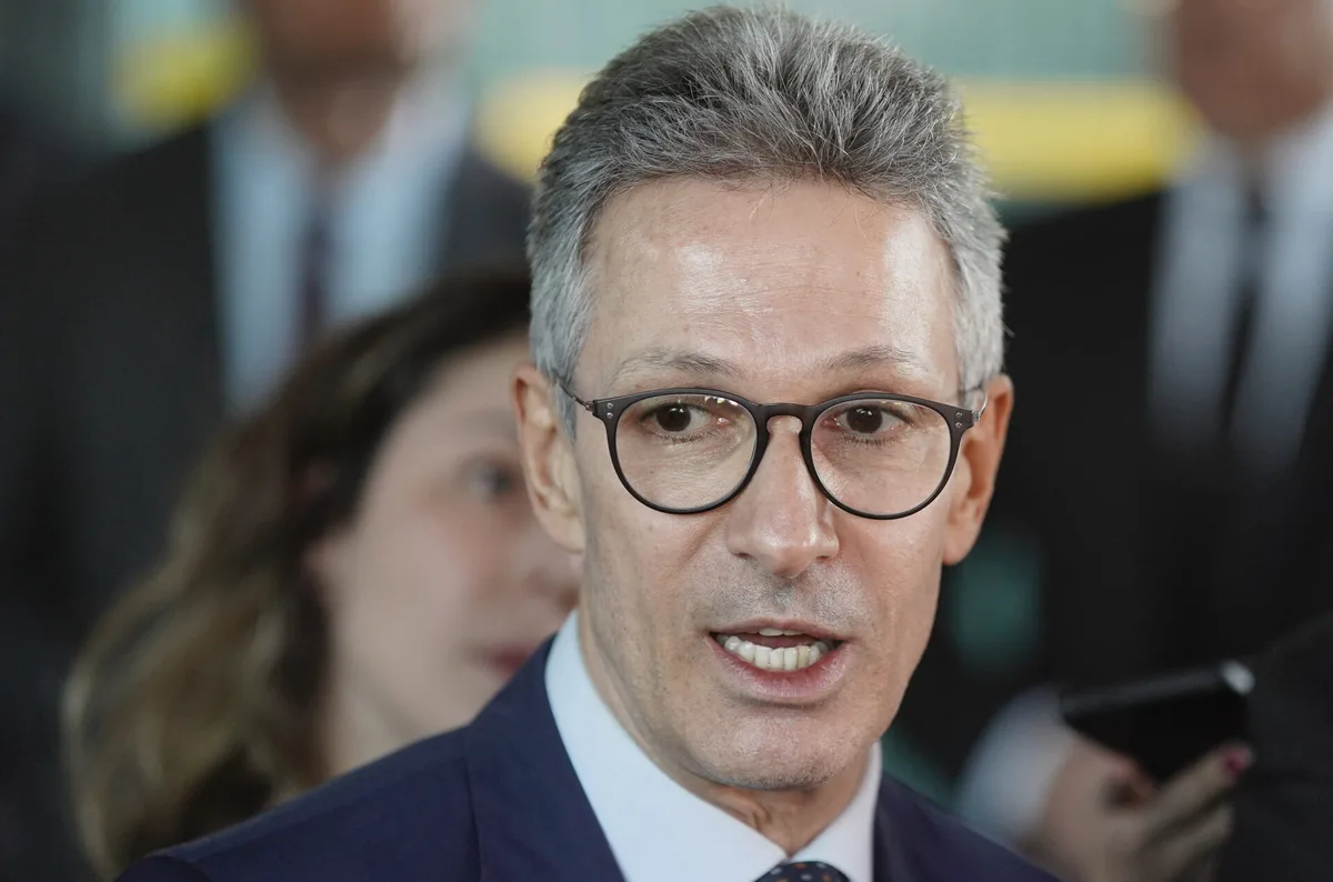 Apoio de Zema leva Flávio a buscar voto mineiro no 2º turno
